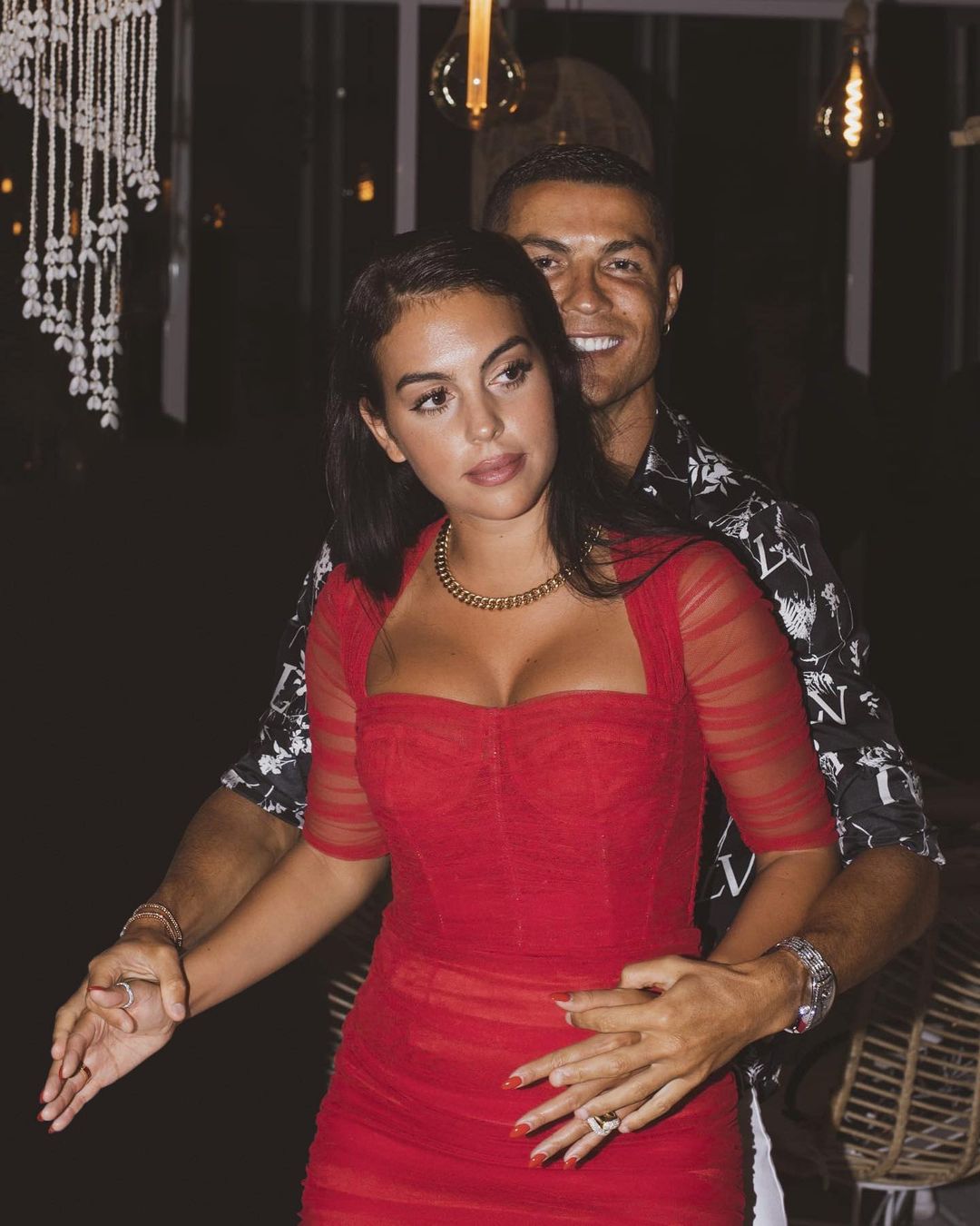 Vợ sắp cưới của CR7 bừng sáng giữa đêm nhờ bộ "đồ bay"