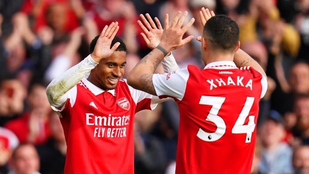 Premier League: Arsenal trở lại ngôi đầu, M.U vượt mặt Chelsea
