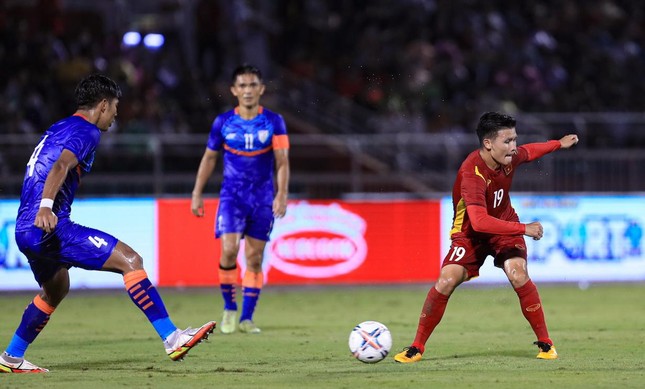 HLV của Pau FC nêu lý do ít dùng Quang Hải
