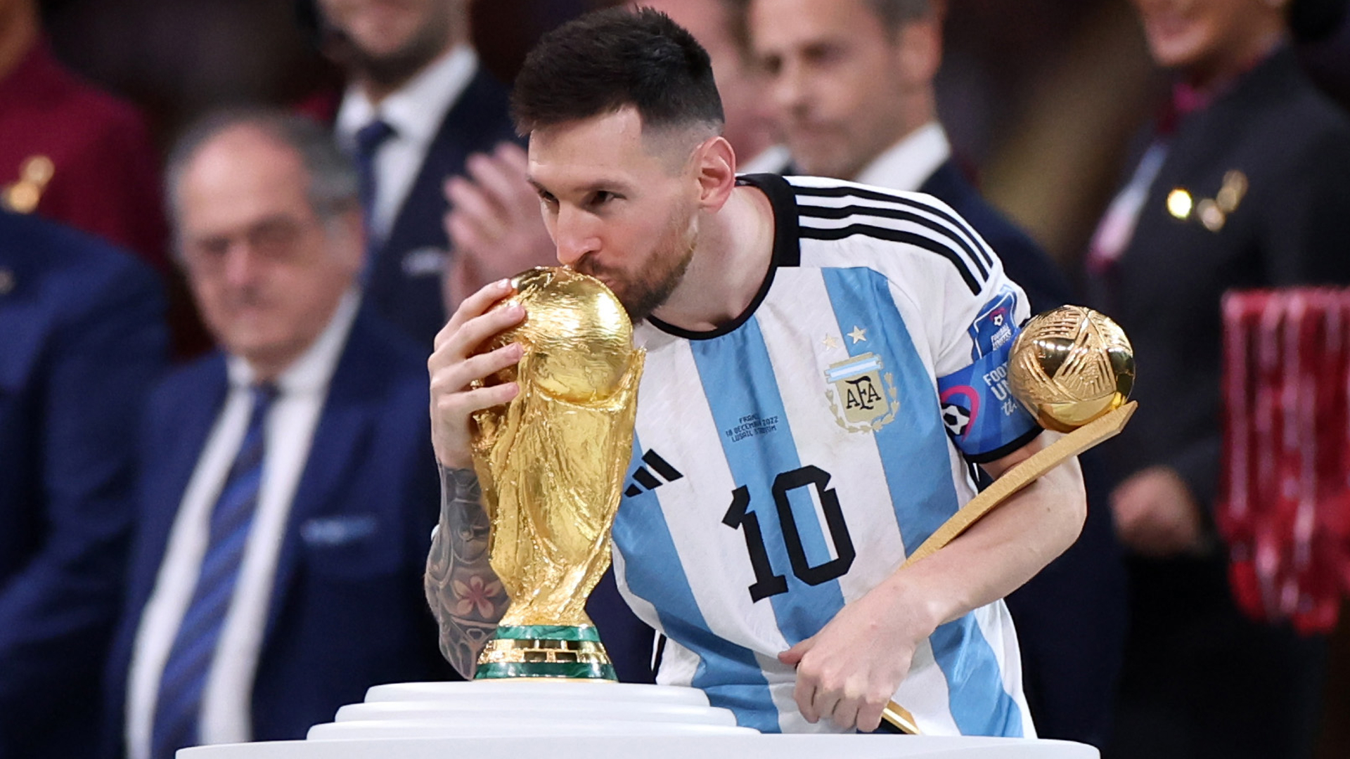 Messi nhận Quả bóng vàng từ huyền thoại Drogba