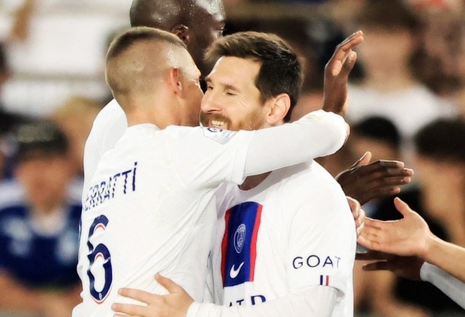 Vượt Ronaldo, Messi đi vào lịch sử