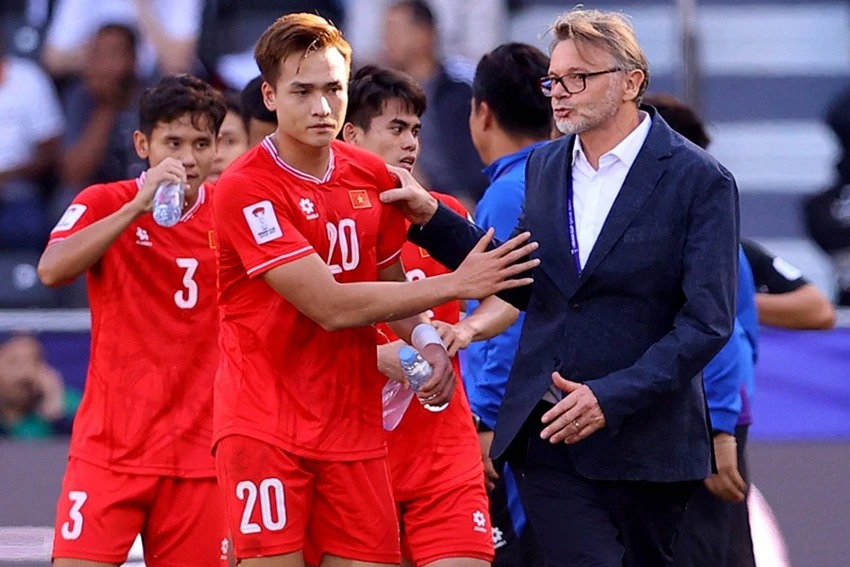 “Ông chủ” VFF và HLV Troussier thiếu gì?