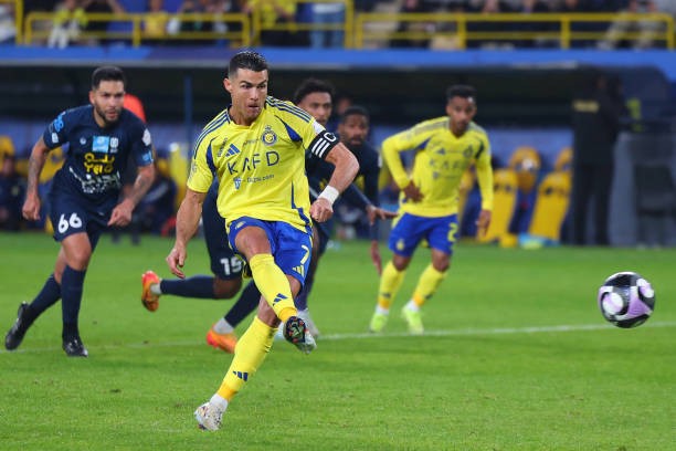 Ronaldo ghi bàn trở lại, lập thêm dấu mốc lịch sử