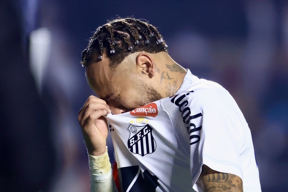 Neymar bật khóc sau trận thua đậm nhất lịch sử