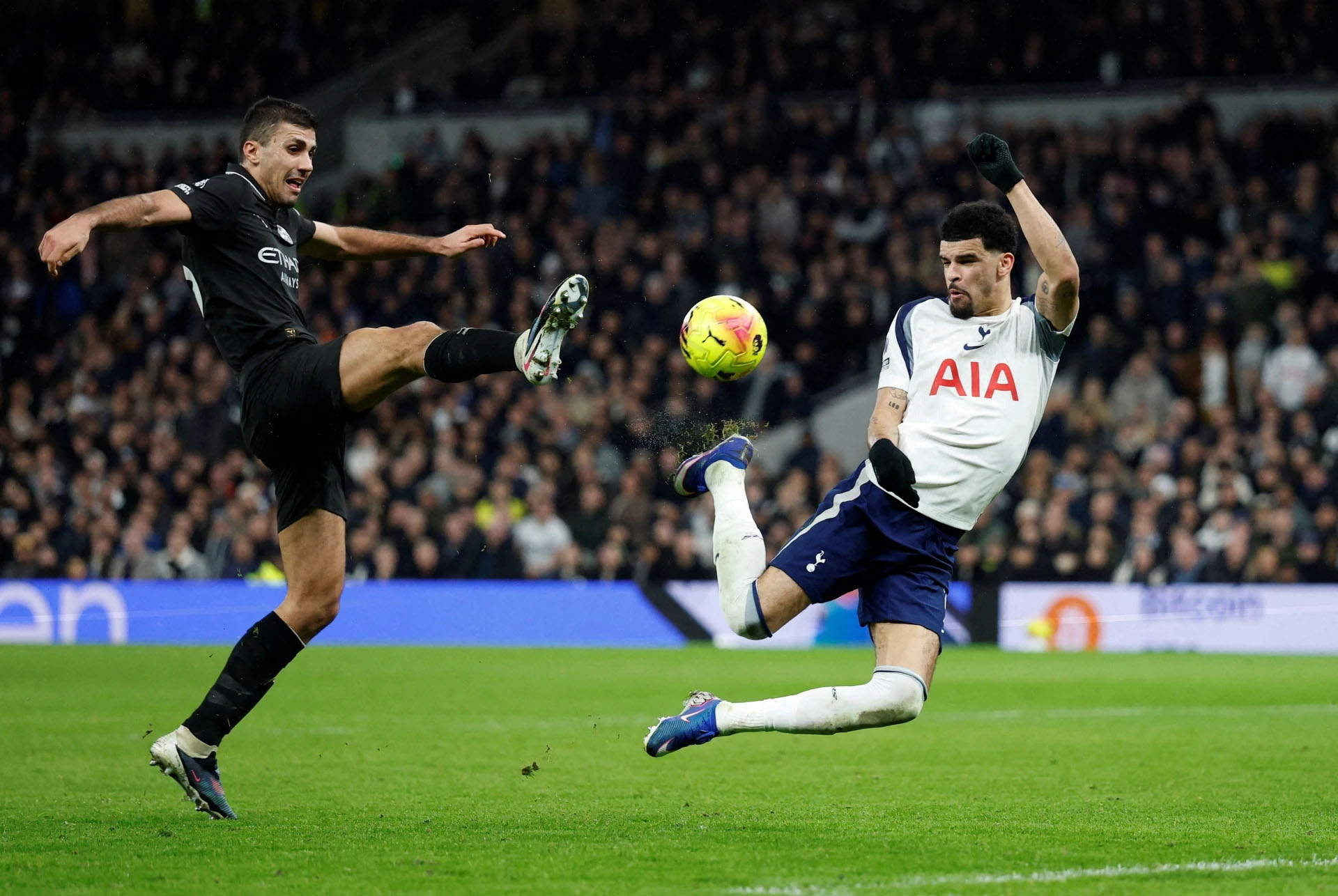 Man City nhận trái đắng, cuộc đua vô địch nghiêng hẳn về Arsenal