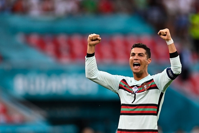 Cristiano Ronaldo đi vào lịch sử Euro
